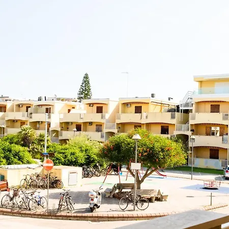 Guesthost - Comfy Flat With Pool Lejlighed *